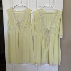 Vintage ILGWU Night Gown And Robe Set Yellow Lace Nylon Medium 70’s Retro